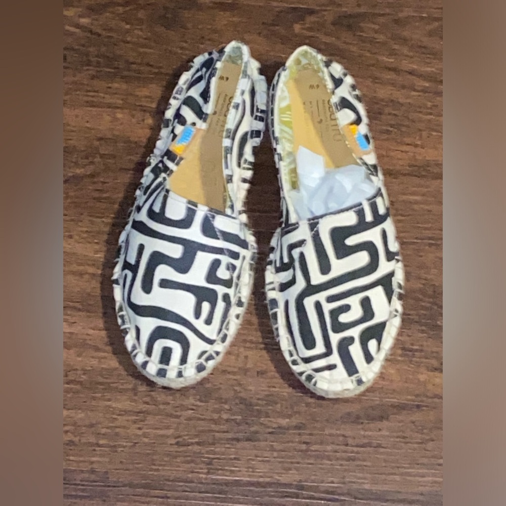 NWOT CLASSIC NATURAL AFRIDRILLES Black and White Patterned  SIZE 6